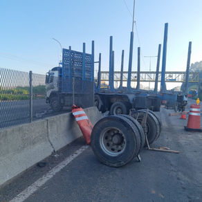 Carreta colide contra mureta na BR-116 em Novo Hamburgo durante a madrugada desta quinta-feira (4)