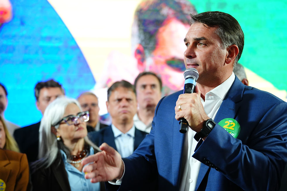 Flávio Bolsonaro confirma presença em debate da Band
