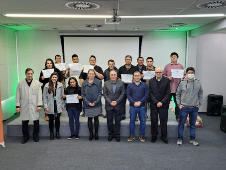 11 estudantes recebem certificados de conclusão do curso de ajustador mecânico em São Leopoldo