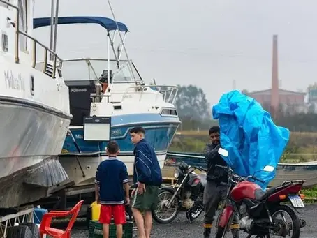 Praia do Paquetá em Canoas submerge e mais de 40 lanchas são retiradas com trator