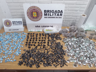 Dupla é presa com mais de 2,7 kg de drogas no bairro Santos Dumont