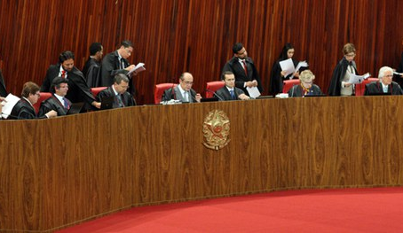 Com 3 votos pelo arquivamento, TSE retoma julgamento sobre cassação da chapa Bolsonaro-Mourão