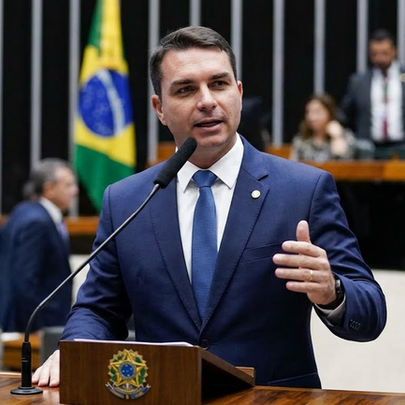 Tatuador é alvo de busca da PF por ameaça com emojis de faca contra Flávio Bolsonaro em MG