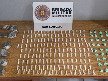 Dupla é presa com mais de 250 porções de drogas no bairro Santos Dumont