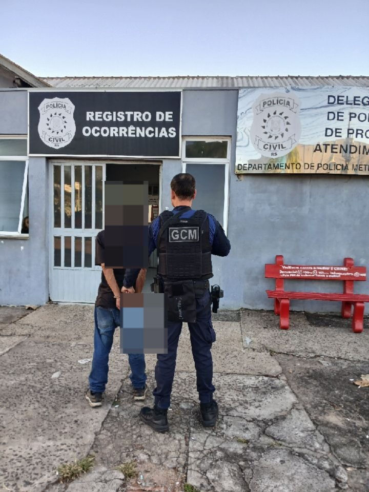 Homem é preso com 64 mil embalagens para drogas enterradas em área de mata em São Leopoldo