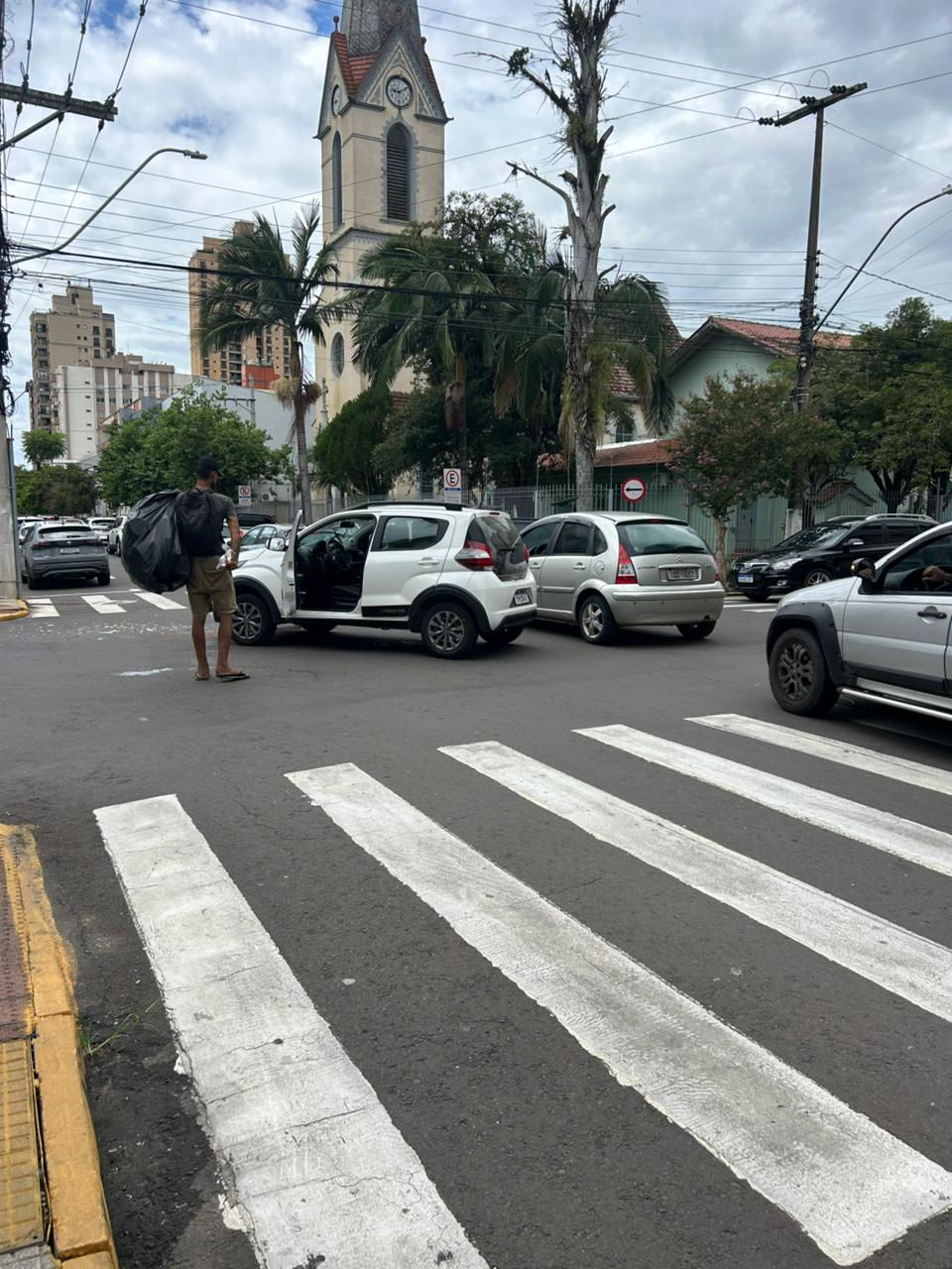 Acidente causa apenas danos materiais e deixa trânsito mais lento no Centro de São Leopoldo