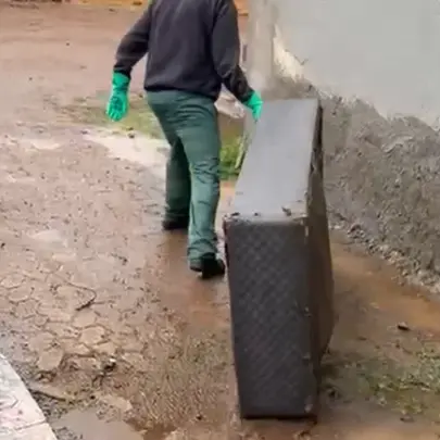 Força-tarefa remove móveis descartados em arroio de casa de bombas de Novo Hamburgo