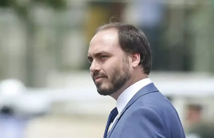 Carlos Bolsonaro anuncia renúncia ao mandato de vereador para disputar o Senado em 2026