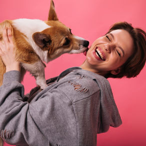 A Pata Amiga Contra a Solidão: Como a Convivência com Animais Ajuda a Superar o Medo de Ficar Sozinha