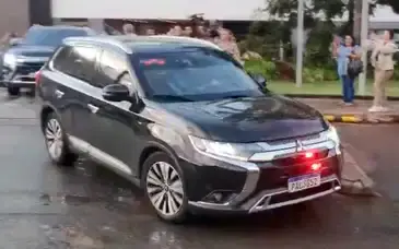 Saída do ex-presidente Jair Bolsonaro do hospital em que estava internado após fazer cirurgia. Foto: Rafael Calado/TV Brasil