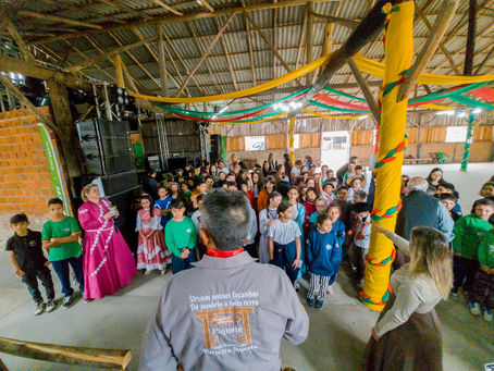 Estudantes de São Leopoldo têm aula sobre cultura gaúcha no Acampamento Farroupilha