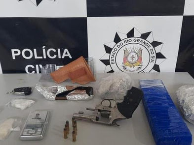 Casal é preso com revólver e 2 kg de drogas em Portão