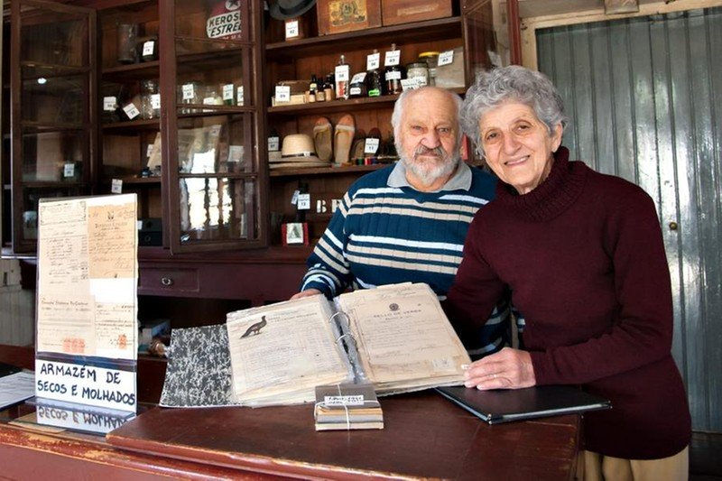 Ilário Flasch e Beatriz Bérgamo Flasch, bisneta de Stefano Crippa, mantêm, na casa construída pelo bisavô de Beatriz, um acervo com a história da família e da imigração.