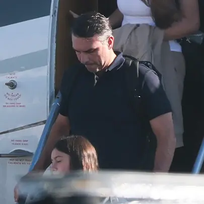 Flávio Bolsonaro desembarca em Miami após deixar o Brasil com a família