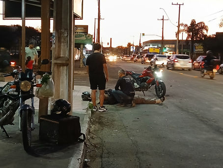 Entregador de aplicativo fica ferido em acidente na Feitoria