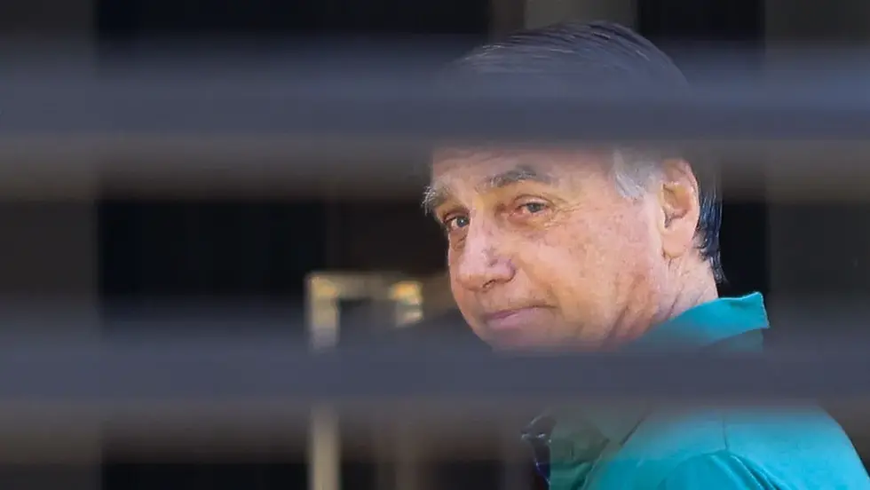 Jair Bolsonaro passa por procedimento cirúrgico para interromper crises de soluço