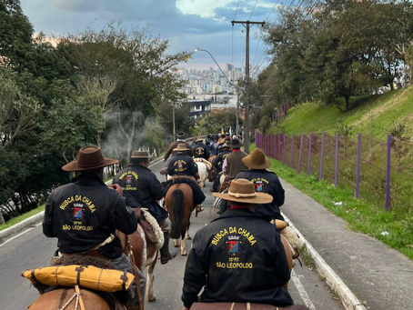 Chama crioula é transportada por 12 cavaleiros no percurso de Caxias do Sul até São Leopoldo