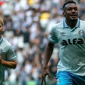 Grêmio vence o Atlético-MG de virada e se afasta da zona de rebaixamento