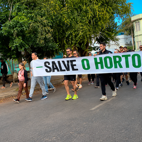 Caminhada reúne centenas de pessoas contra corte de árvores no Horto Florestal em Sapucaia do Sul