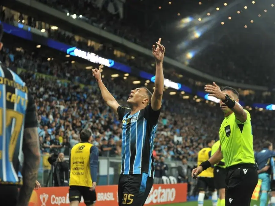 Com direito à valsa dos 15 anos, Grêmio vence o GRENAL por 3 a 1 e avança às semifinais da Copa do Brasil