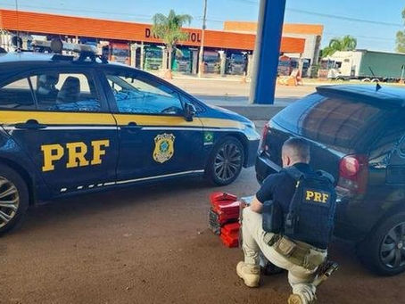 PRF prende casal e apreende adolescente com 47 kg de maconha em Passo Fundo