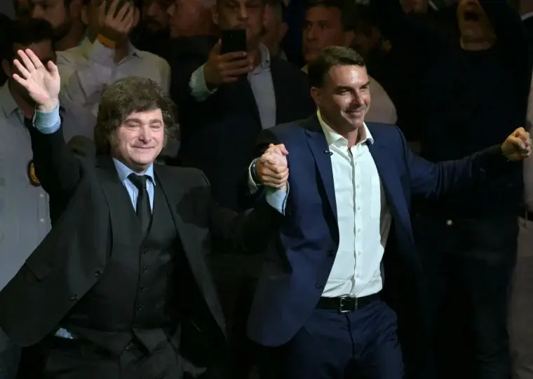 PL oficializa Flávio Bolsonaro como candidato à Presidência em convenção marcada por ataques de Javier Milei a Lula e ao STF