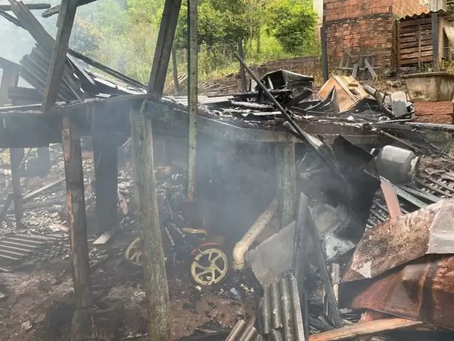 Homem é preso após atear fogo em casa com esposa e filho dentro em Três Coroas