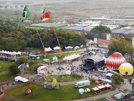 Dois vigilantes têm armas roubadas e outro é baleado durante assalto ao Parque Assis Brasil