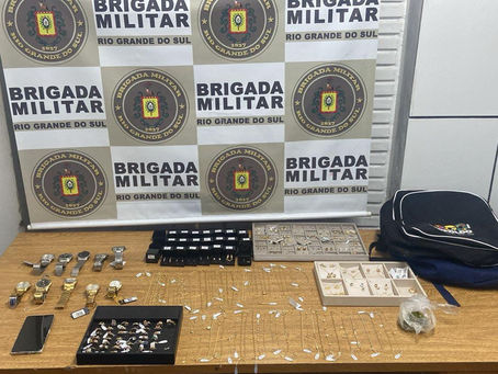 Brigada Militar de São Leopoldo prende homem com joias roubadas