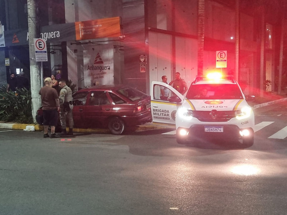 Motorista morre após carro colidir contra poste no Centro de São Leopoldo