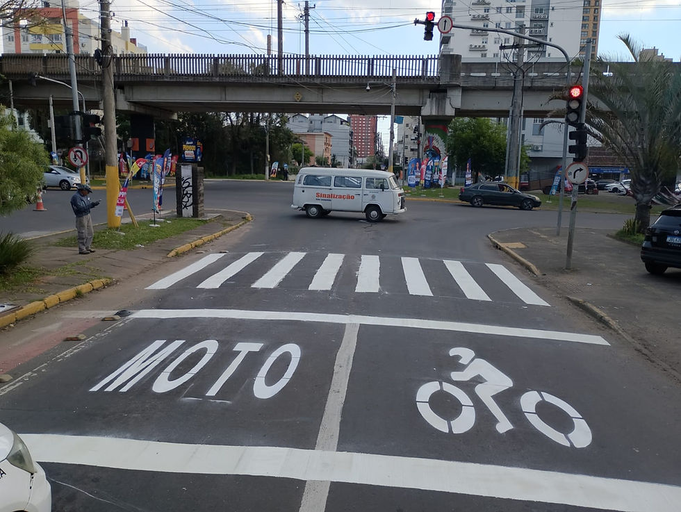 São Leopoldo começa a implantar áreas de espera para motociclistas nos semáforos