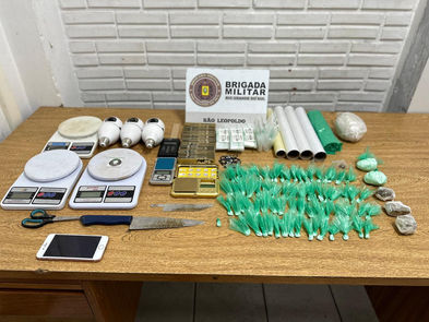 Mulher é presa por tráfico de drogas no bairro Santos Dumont