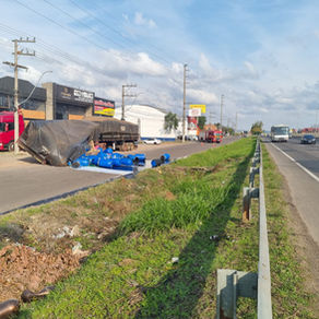 Carreta com produtos químicos se envolve em acidente e causa bloqueio na lateral da BR-116, em São Leopoldo