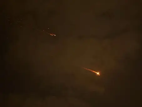 Irã intensifica ataques contra Israel e países do Golfo e ameaça retaliação “devastadora” aos EUA