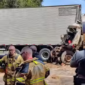 Acidente com sete veículos deixa uma mulher morta e três feridos na BR-386, em Pouso Novo
