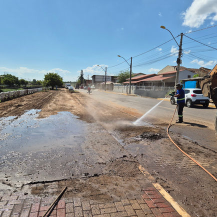 Prefeitura inicia retirada de areia na avenida João Corrêa após desassoreamento