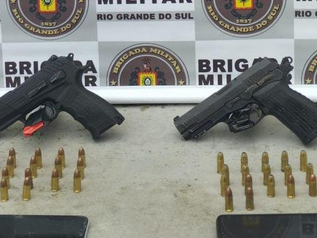 Dupla é presa com armas de uso restrito no bairro Mário Quintana, na Zona Norte de Porto Alegre