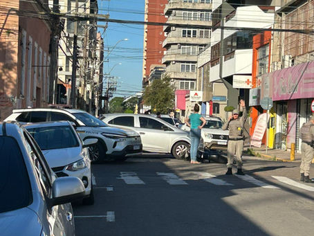 Acidente no Centro causa lentidão no trânsito nos arredores da Bento Gonçalves com a João Neves