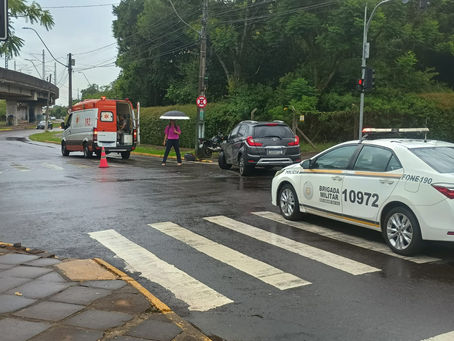 São Leopoldo: acidente de trânsito na Avenida Mauá esquina com rua São José deixa motoqueiro ferido