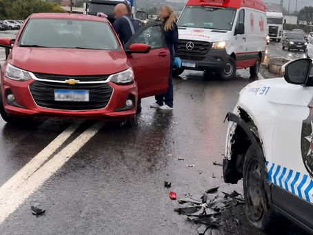 Viatura da Guarda Municipal colide com carro durante perseguição a motociclista na BR-116