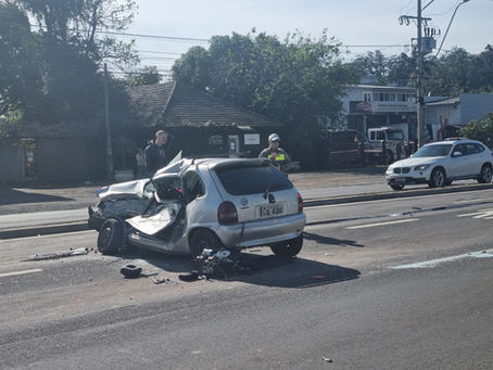 Motorista fica preso às ferragens em acidente envolvendo três veículos na RS-240, em São Leopoldo
