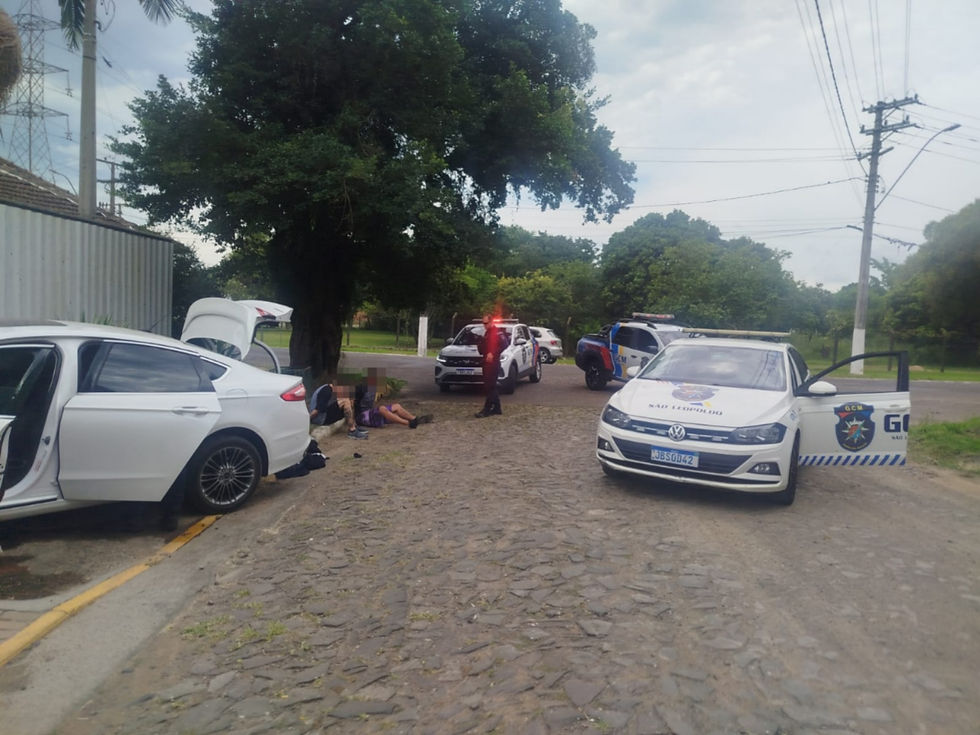 Se deram mal: fugiram da GCM, bateram carro e foram presos com pistola de numeração suprimida