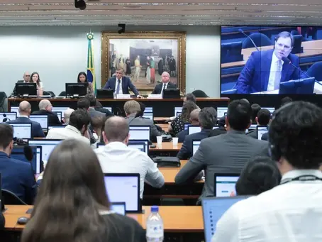 Fim da escala 6x1 avança na Câmara com aprovação na CCJ