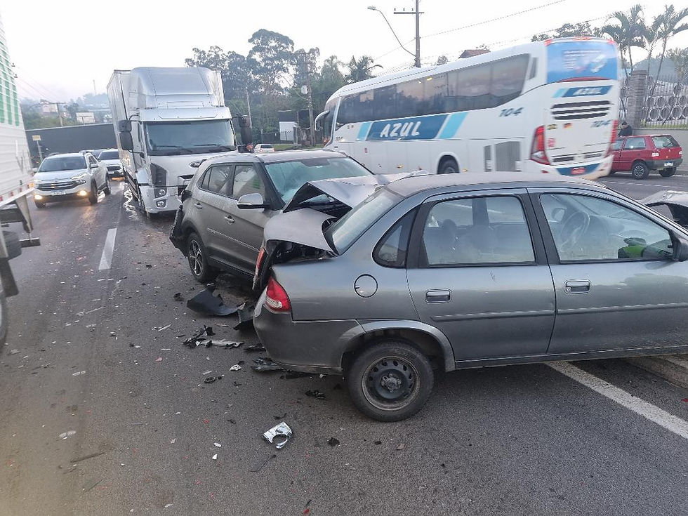 Acidente envolvendo caminhão e sete carros deixa trânsito lento na RS-240 em São Leopoldo