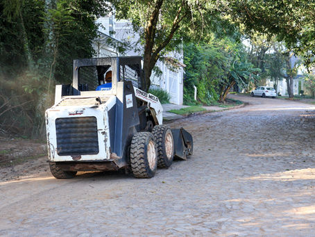 Limpeza de ruas marca nova fase das obras de esgoto no Morro do Espelho