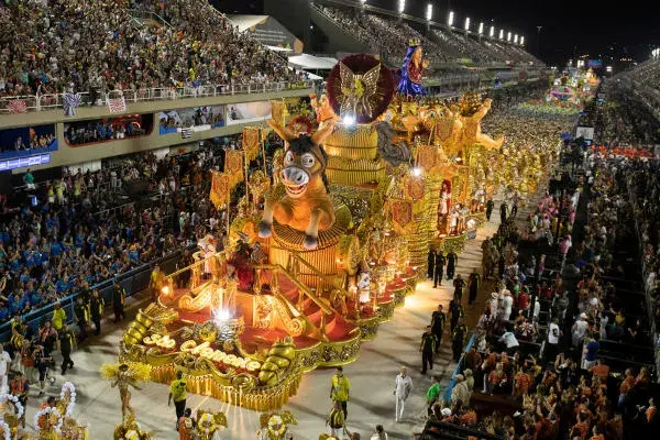 Os desfiles das escolas de samba são parte tradicional do Carnaval no Brasil.