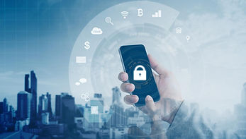 Um celular com a imagem de um cadeado fechado representando segurança de aplicação.