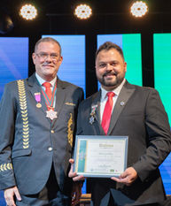 Klebson Kollins, cantor brasileiro residente em Atlanta (USA), recebe título de Grande Embaixador da Academia de Letras, Artes e Cultura do Brasil nos EUA