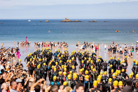 Triathlètes sur la Plage de Saint-Lunaire pour le triathlon de Dinard