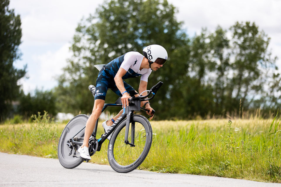 Triathlète sur le vélo au Chtriman de Gravelines, longue distance